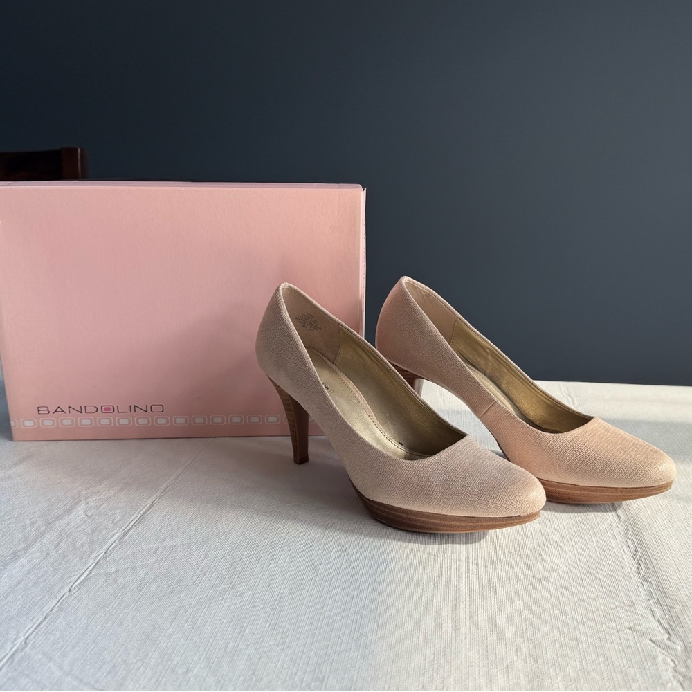 Bandolino Beige Classic Heels Rounded Toe. Size 7.5M